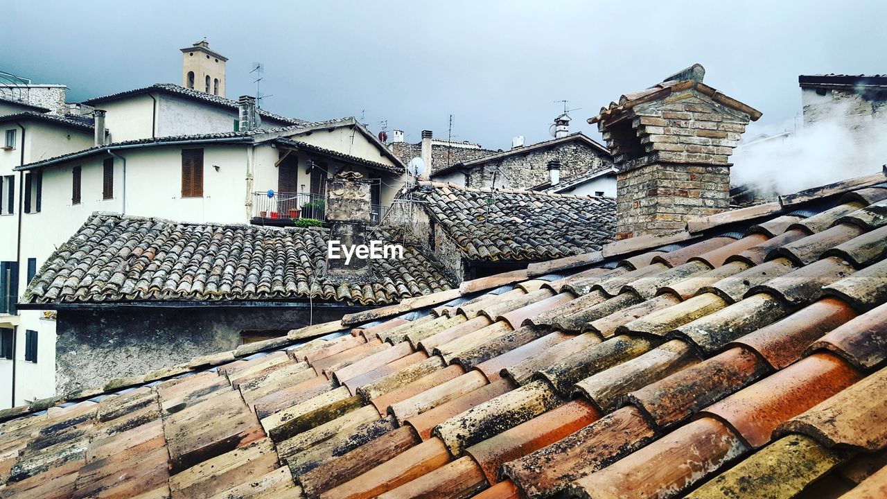 TILT IMAGE OF BUILT STRUCTURES AGAINST SKY