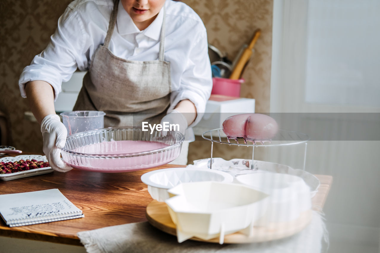 Online classes and workshops on cake decorating and baking. female confectioner baker make custom