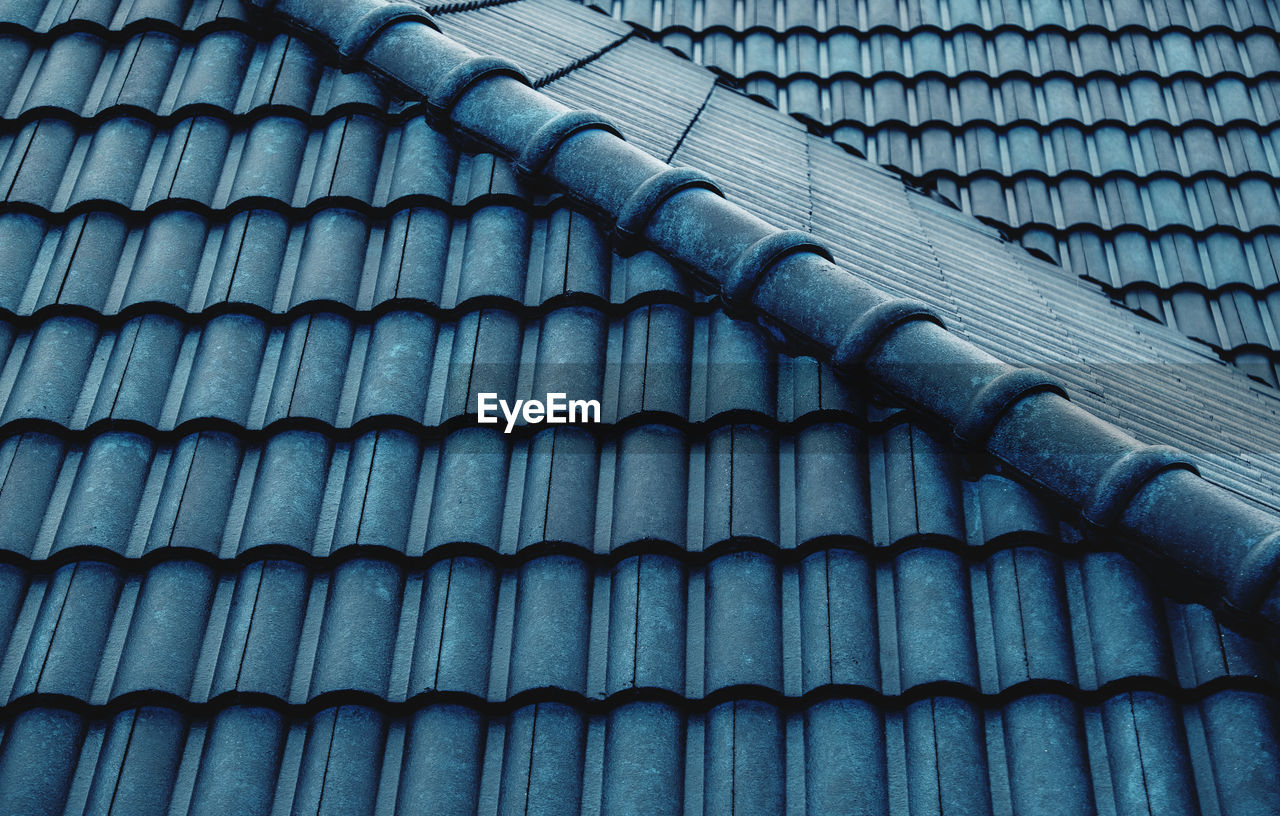 LOW ANGLE VIEW OF ROOF TILES ON BUILDING