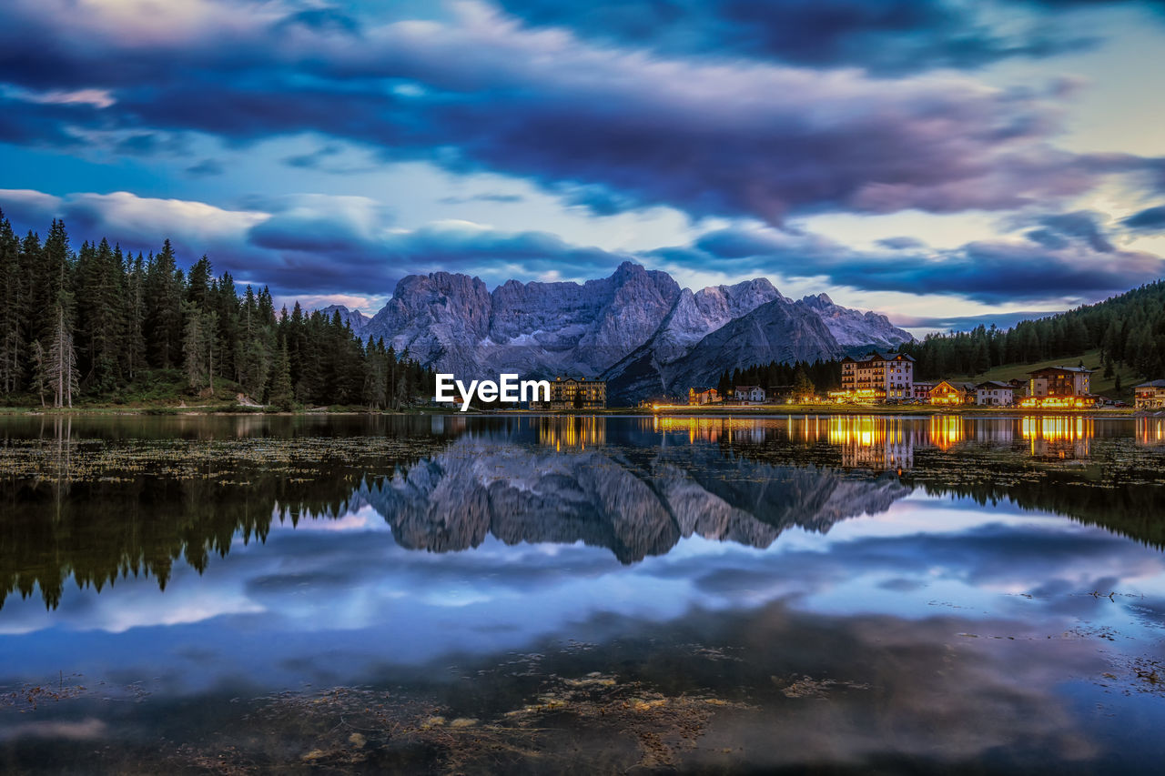 Lake misurina and mount sorapiss sunrise view. famous landmark in dolomite, italy.