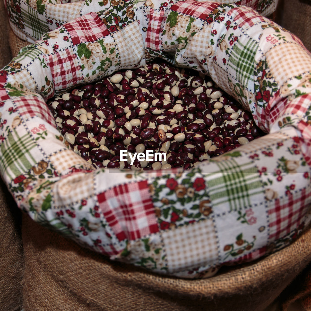 CLOSE-UP OF CAKE ON TABLE