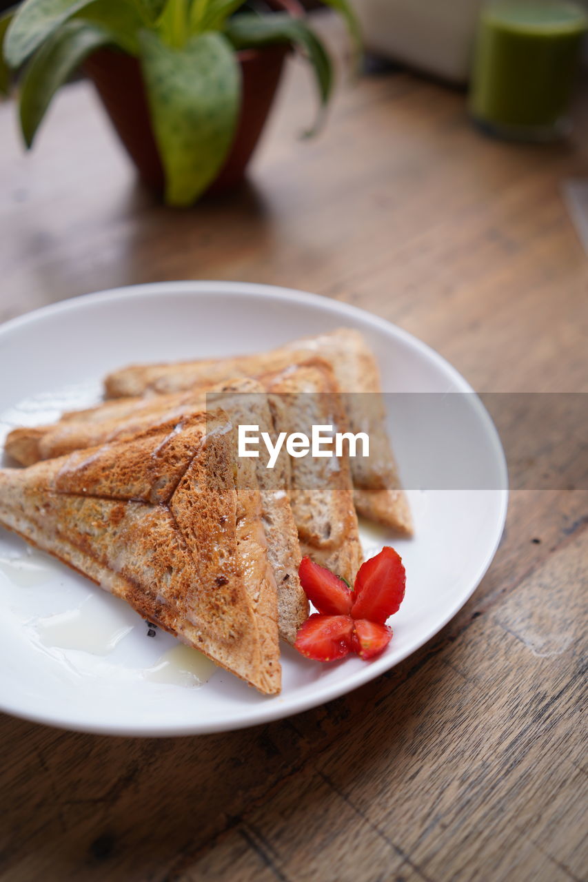 HIGH ANGLE VIEW OF BREAKFAST SERVED ON PLATE