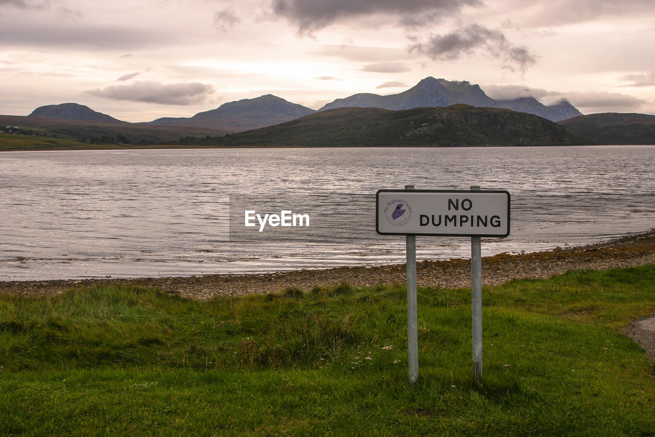 WARNING SIGN ON THE LAKE