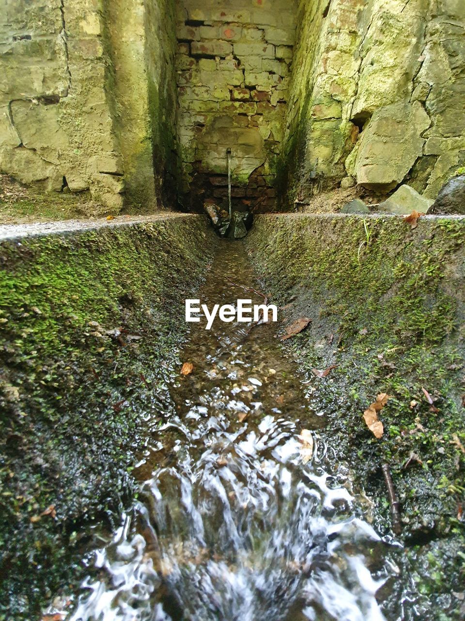 HIGH ANGLE VIEW OF WATER FLOWING IN WALL