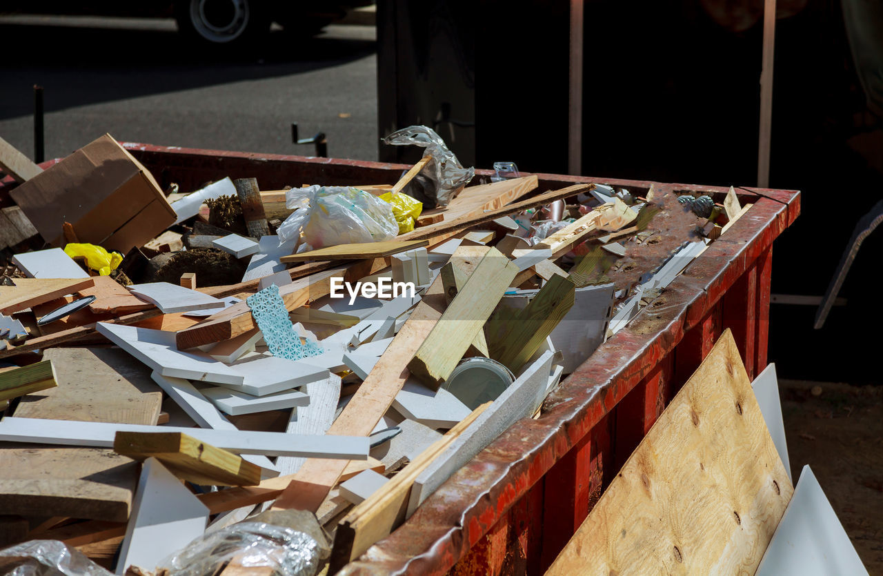 HIGH ANGLE VIEW OF ABANDONED OBJECTS ON TABLE IN ROOM