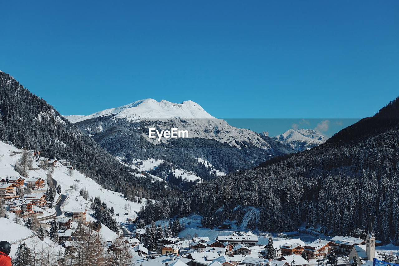 SCENIC VIEW OF SNOW COVERED MOUNTAIN AGAINST CLEAR SKY