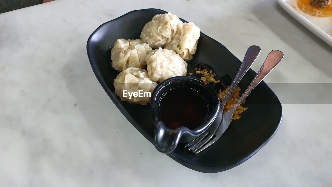 HIGH ANGLE VIEW OF FOOD IN BOWL