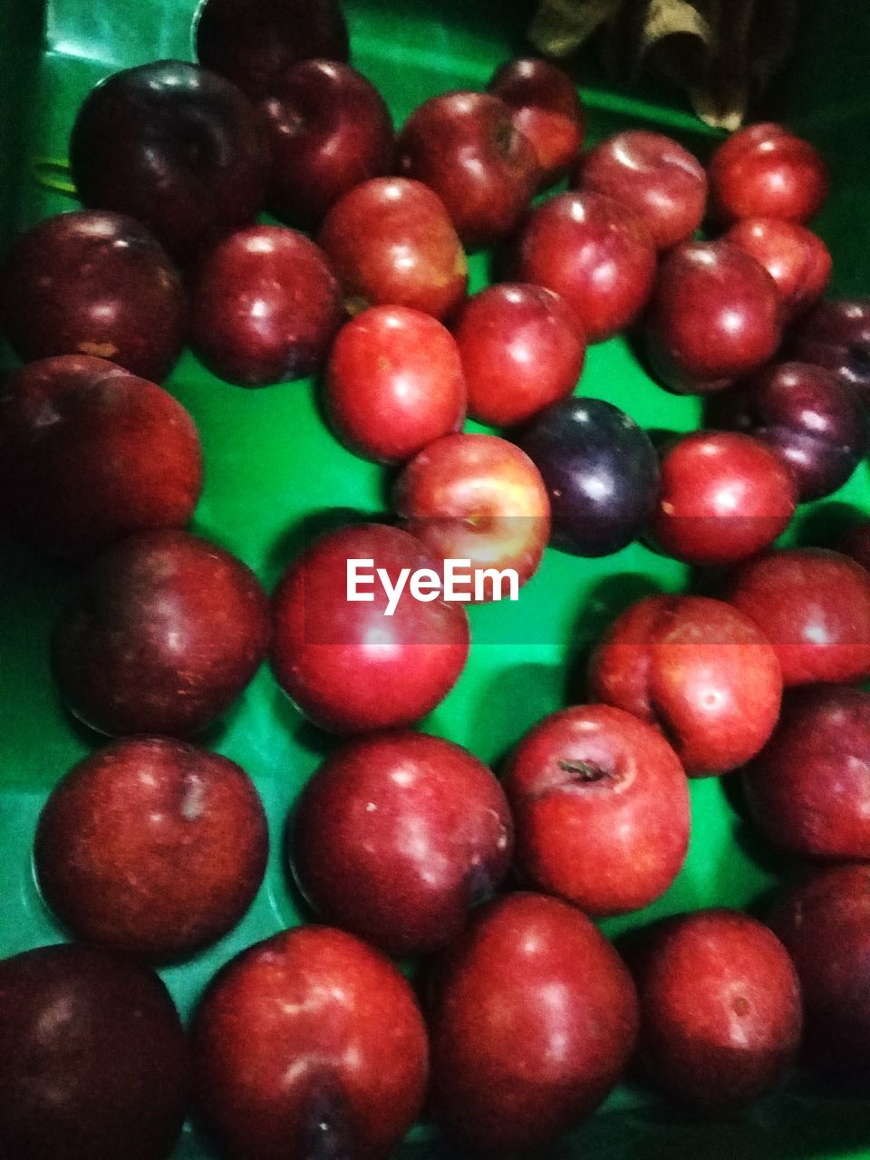 CLOSE-UP OF RED FRUITS