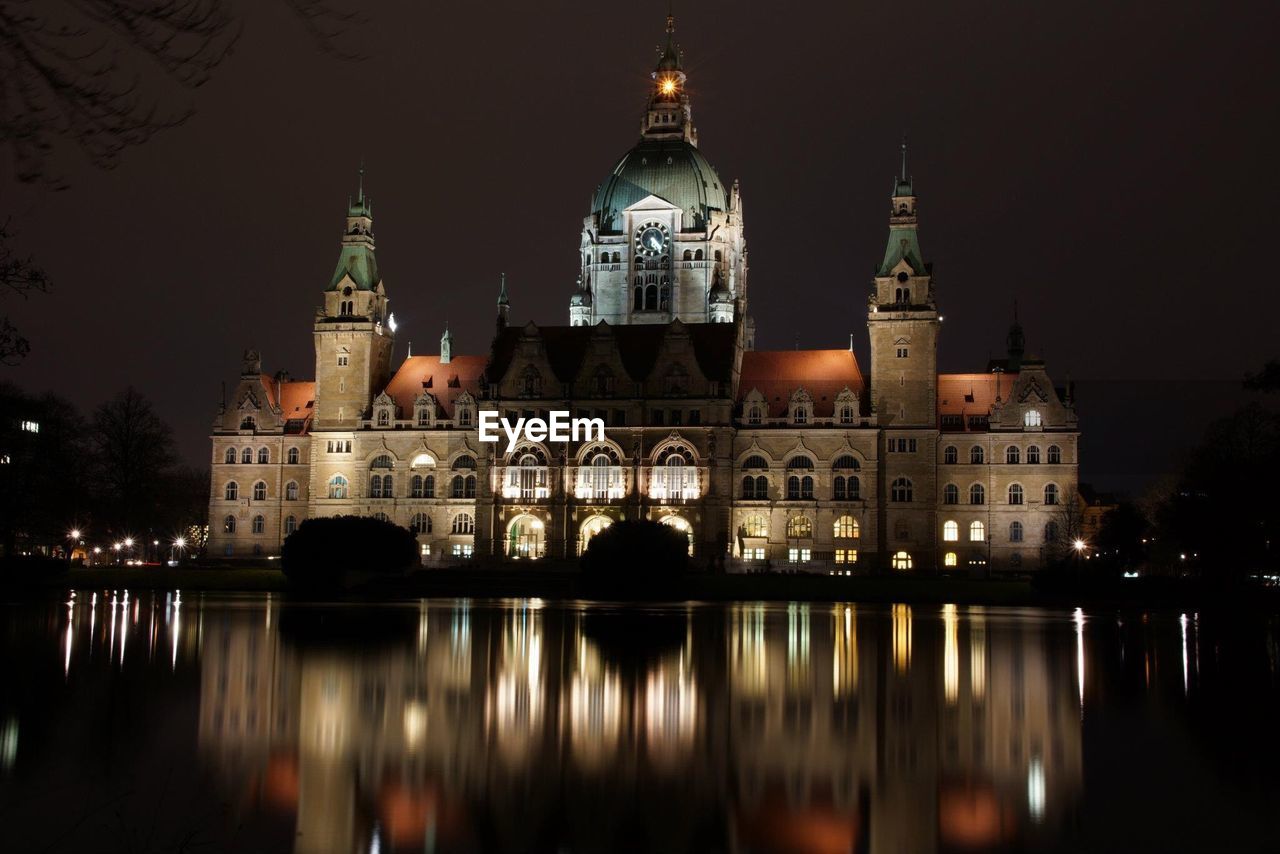 Reflection of neues rathaus in lake at night
