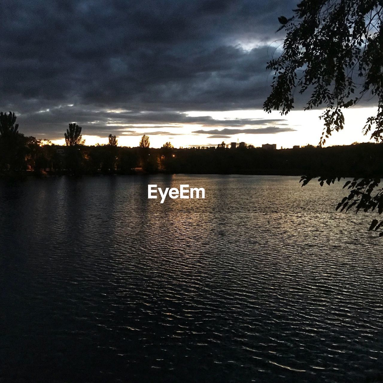 VIEW OF LAKE AGAINST SKY DURING SUNSET