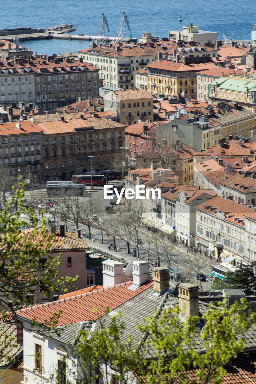 HIGH ANGLE SHOT OF TOWNSCAPE AGAINST BUILDINGS