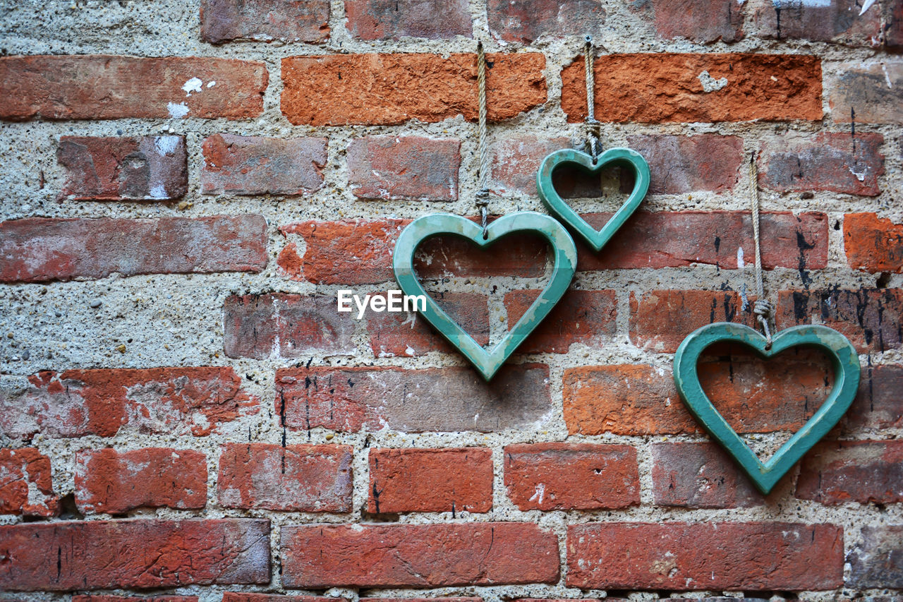 CLOSE-UP OF HEART SHAPE BRICK WALL