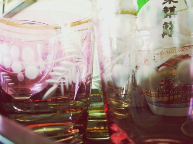 CLOSE-UP OF WINE GLASSES ON GLASS
