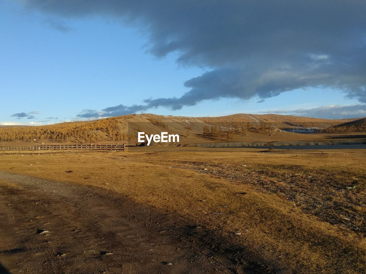 SCENIC VIEW OF DESERT LAND AGAINST SKY