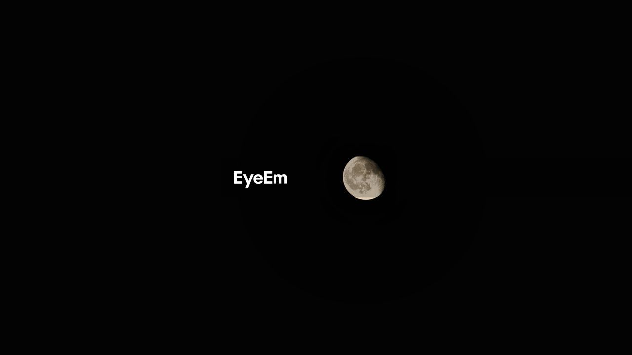 LOW ANGLE VIEW OF FULL MOON AGAINST SKY