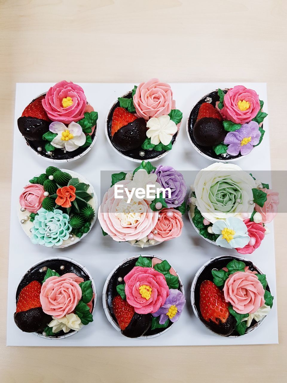 HIGH ANGLE VIEW OF MULTI COLORED ROSES IN TRAY