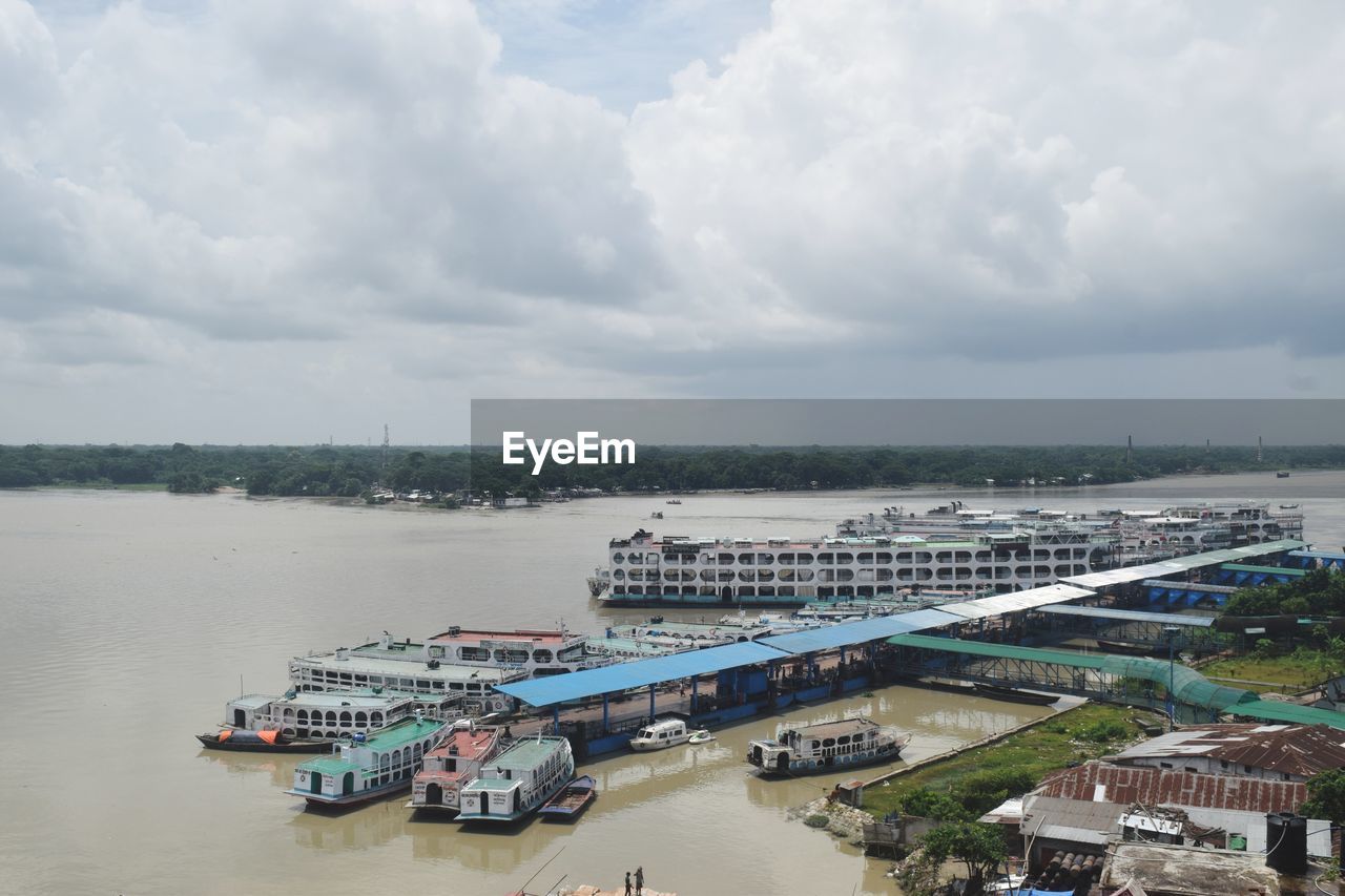 HIGH ANGLE VIEW OF SHIP MOORED IN SEA AGAINST SKY