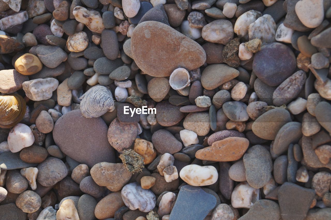 FULL FRAME SHOT OF PEBBLES ON BEACH