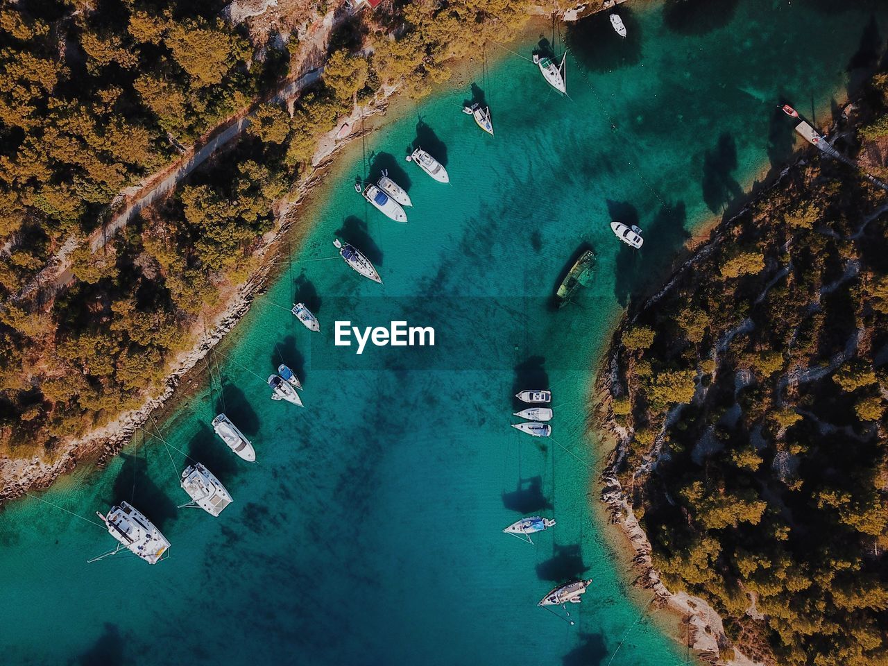 HIGH ANGLE VIEW OF SEA SEEN THROUGH BOAT