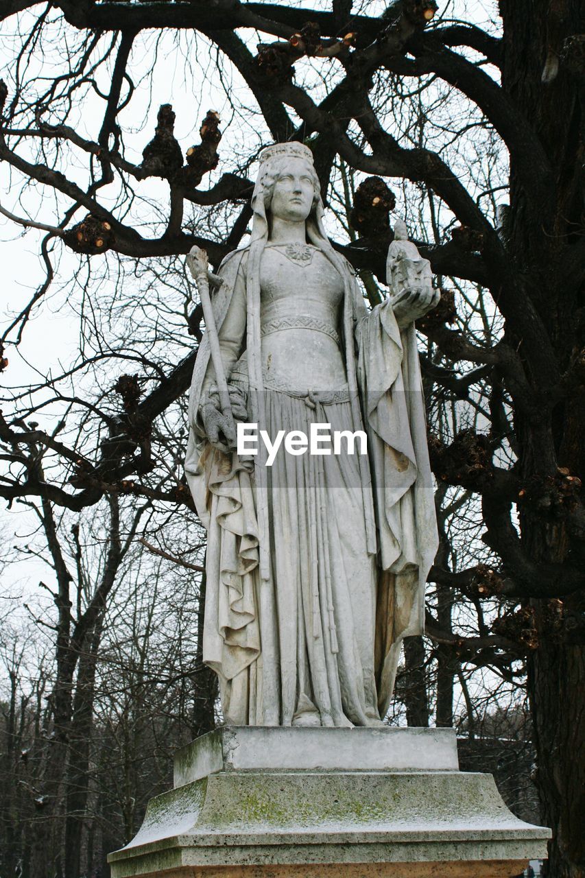 LOW ANGLE VIEW OF STATUE AGAINST SKY