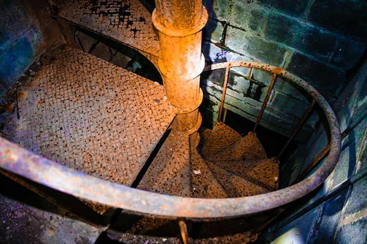 HIGH ANGLE VIEW OF MACHINE PART IN CONTAINER