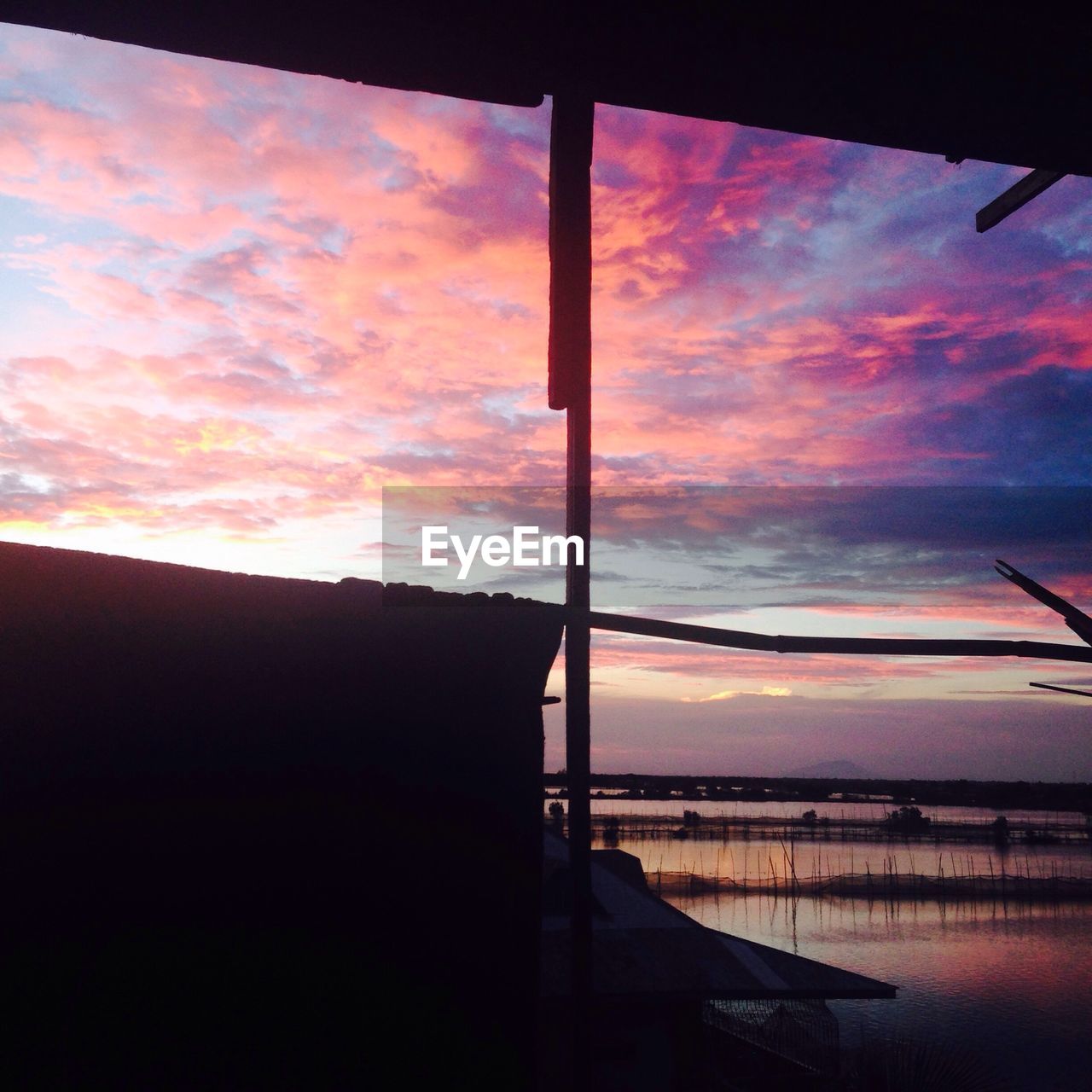 SCENIC VIEW OF SILHOUETTE MOUNTAIN AGAINST SKY AT SUNSET