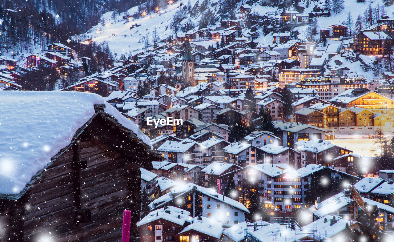 HIGH ANGLE VIEW OF SNOW COVERED BUILDING