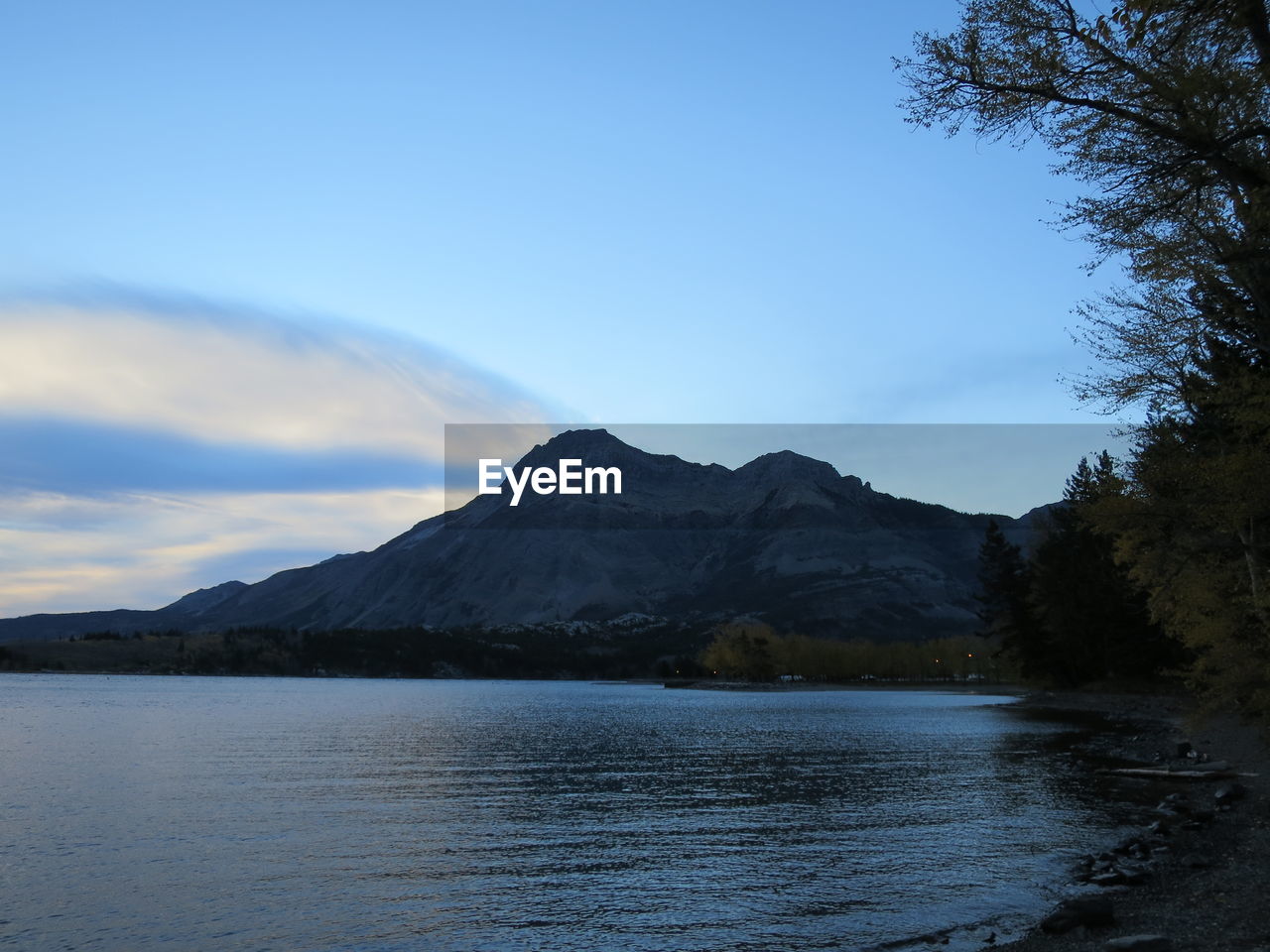 LAKE BY MOUNTAINS AGAINST SKY