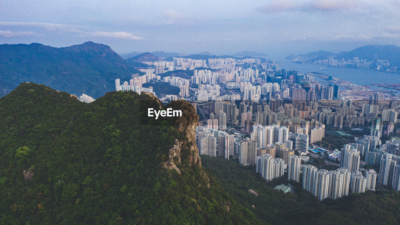 HIGH ANGLE VIEW OF BUILDINGS AGAINST SKY