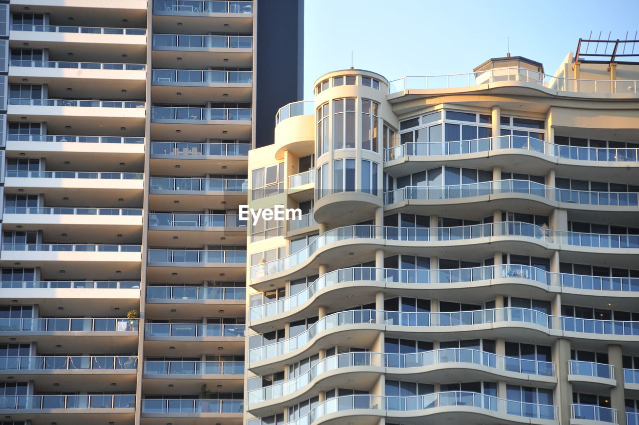 LOW ANGLE VIEW OF MODERN BUILDING AGAINST SKY