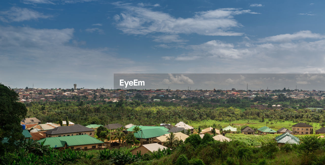 HIGH ANGLE VIEW OF TOWNSCAPE AND BUILDINGS AGAINST SKY