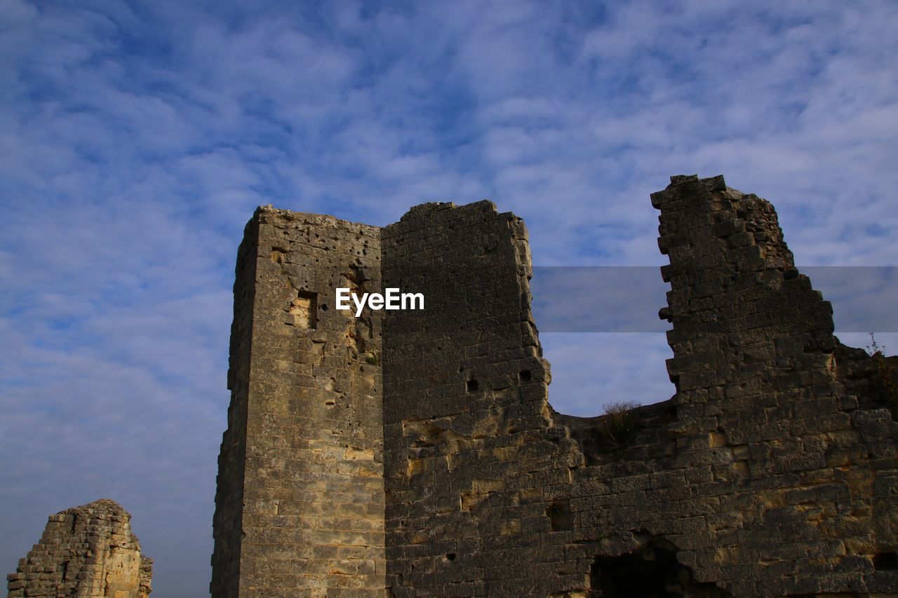 LOW ANGLE VIEW OF OLD BUILDING AGAINST SKY