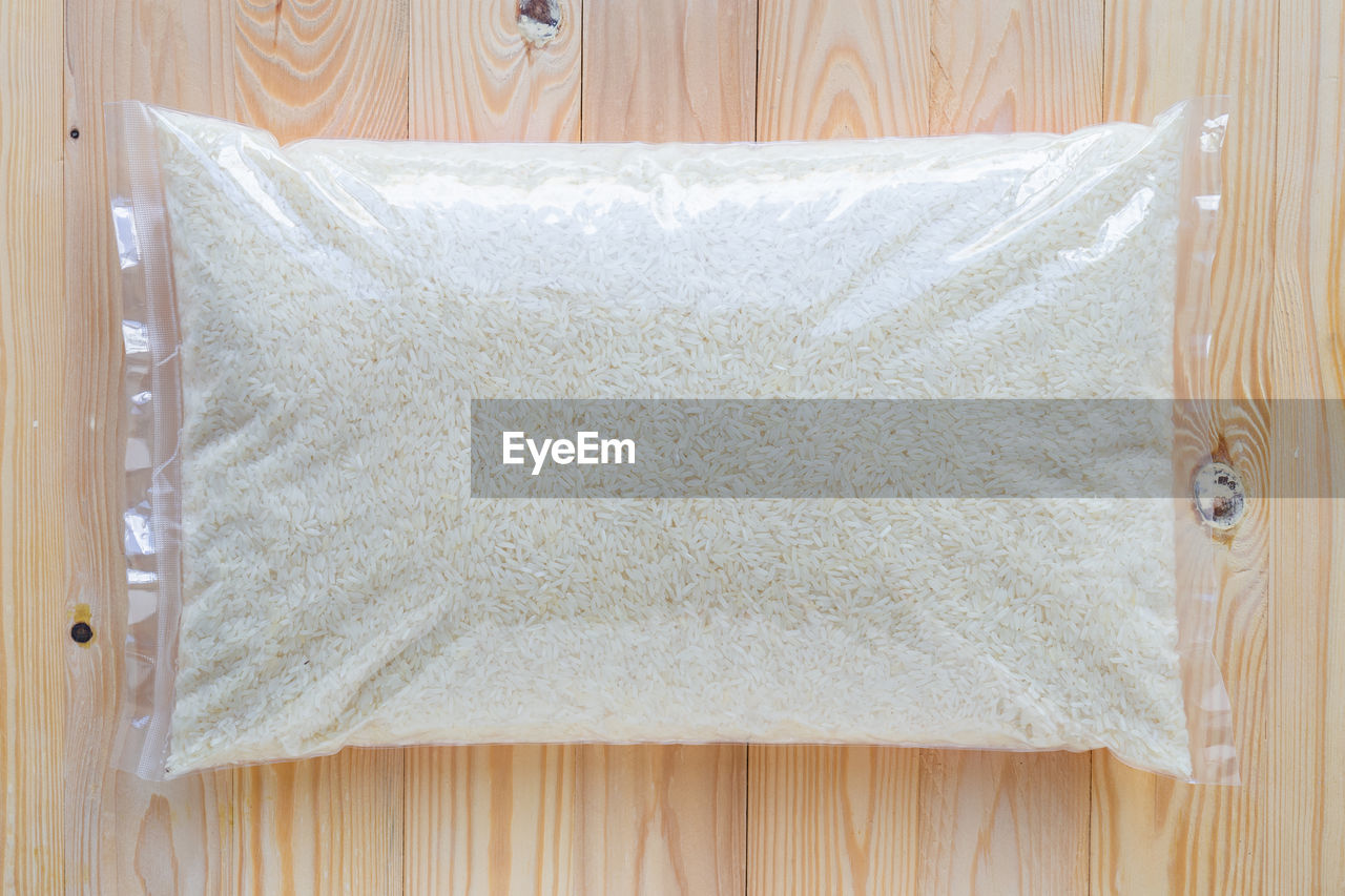 HIGH ANGLE VIEW OF WHITE SURFACE LEVEL OF WOODEN TABLE