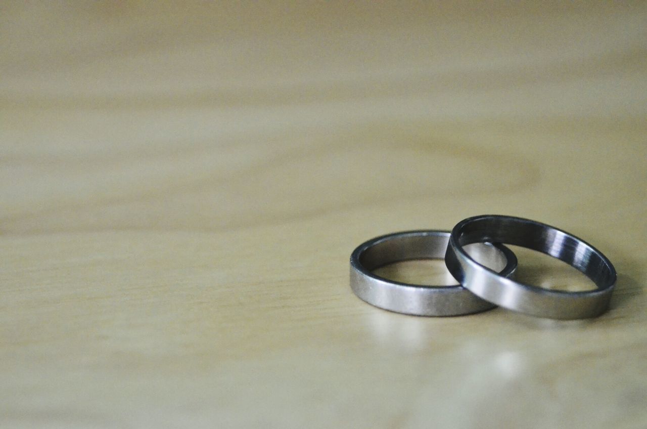 CLOSE-UP OF WEDDING RINGS