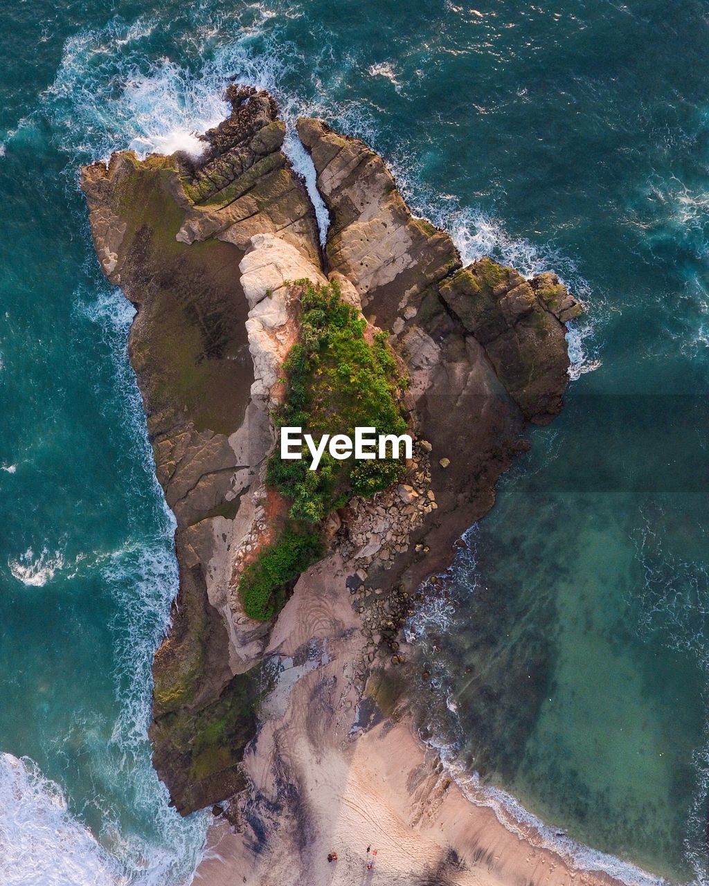 HIGH ANGLE VIEW OF ROCKS ON BEACH