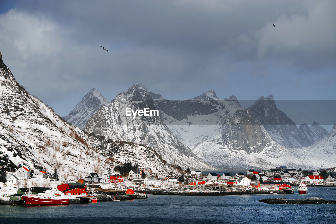 PANORAMIC VIEW OF SNOWCAPPED MOUNTAINS AGAINST SKY