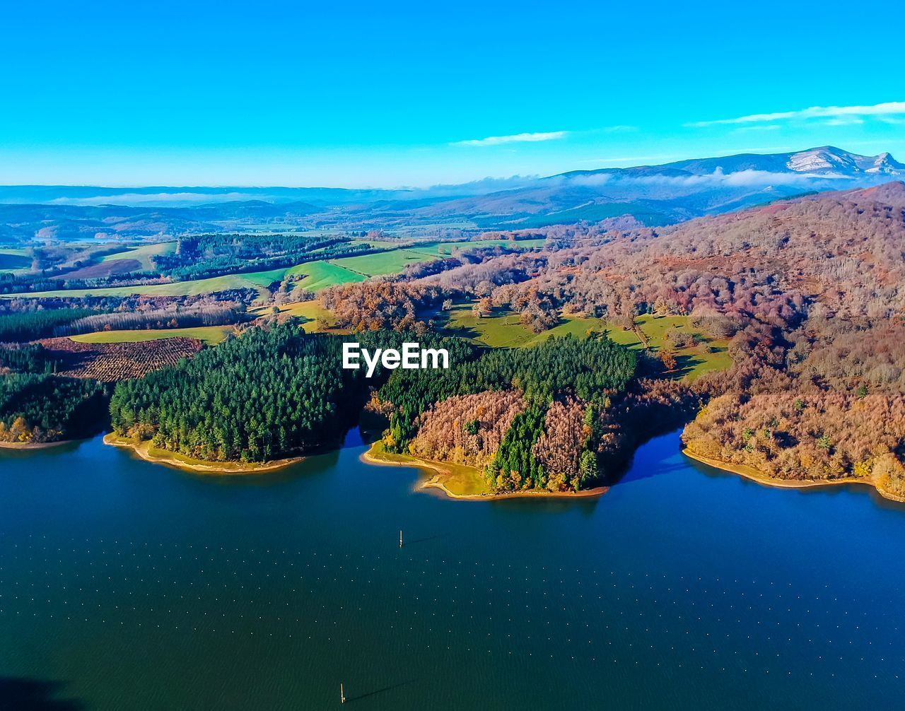 HIGH ANGLE VIEW OF LAKE AGAINST SKY