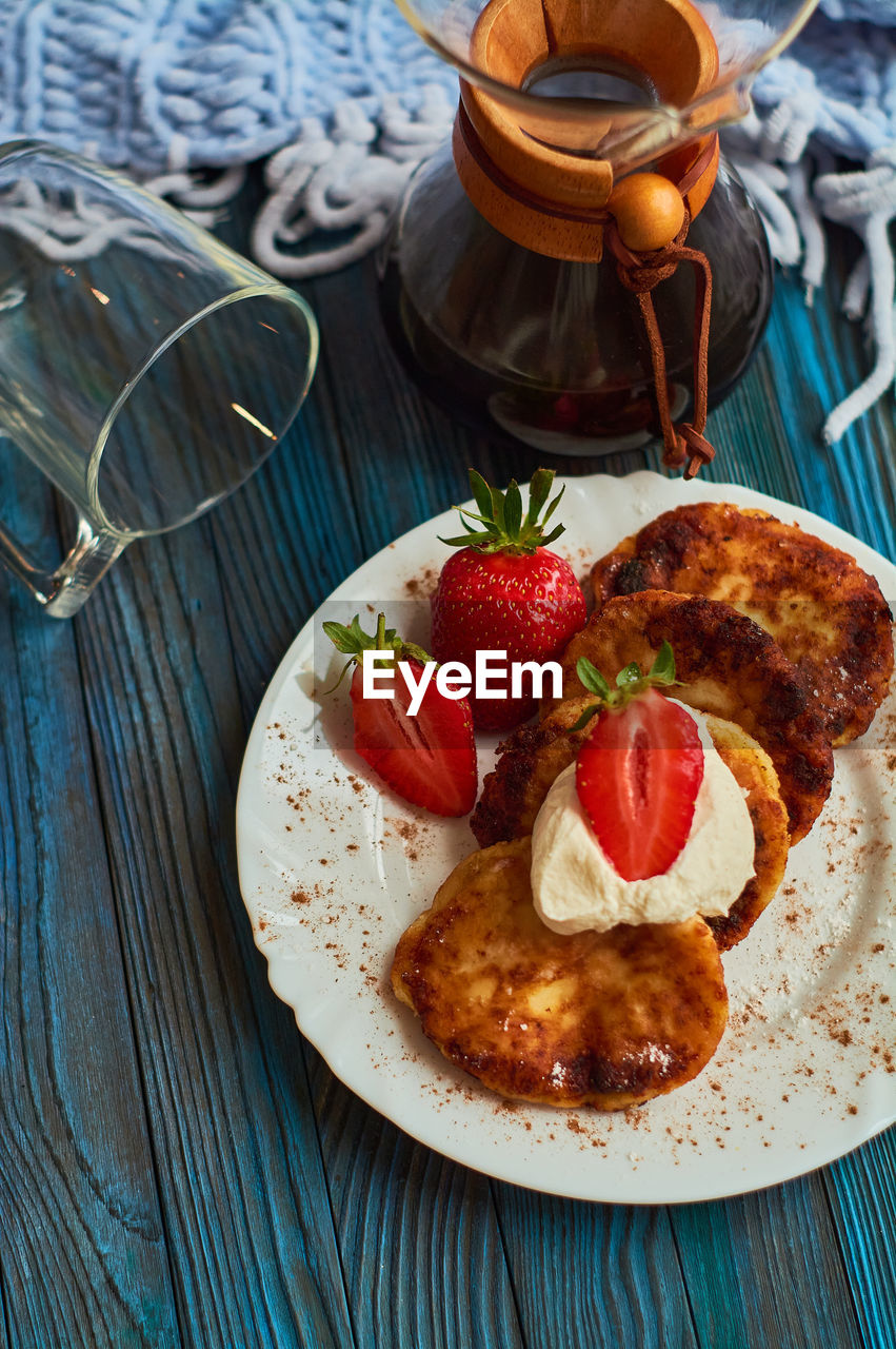 HIGH ANGLE VIEW OF BREAKFAST IN PLATE