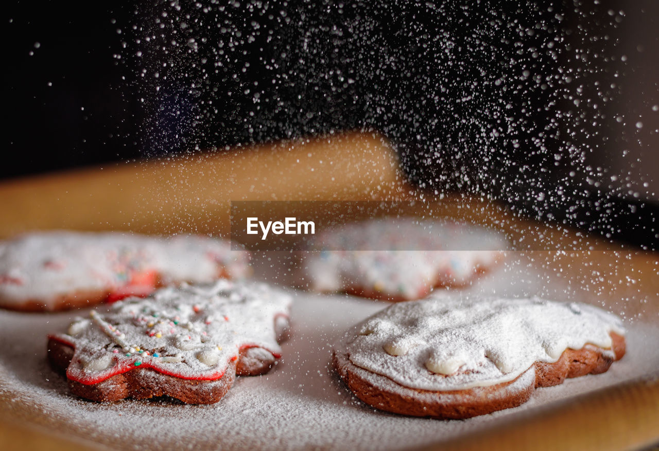 Sprinkle icing sugar over the christmas cookies