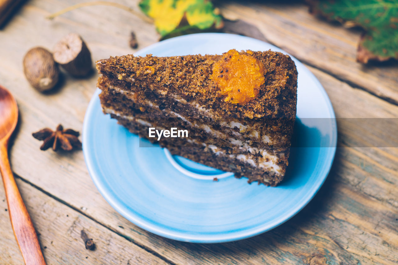 HIGH ANGLE VIEW OF CHOCOLATE CAKE IN PLATE ON TABLE