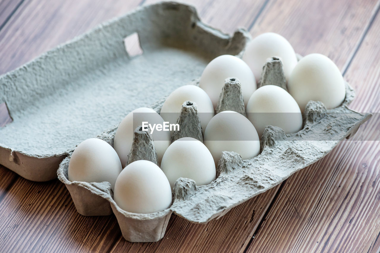 HIGH ANGLE VIEW OF EGGS IN PLATE ON TABLE