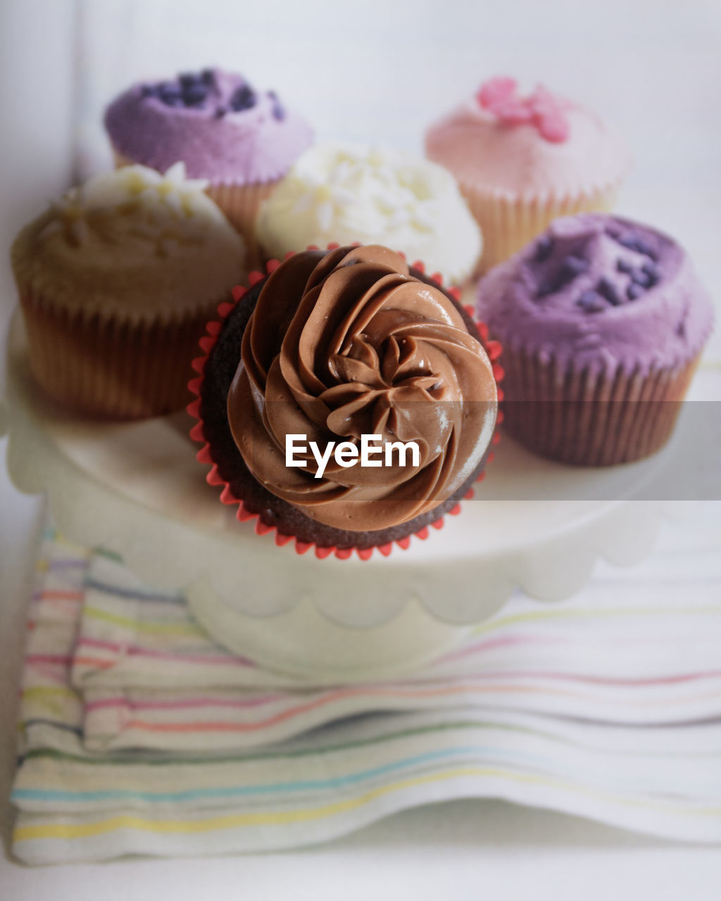 CLOSE-UP OF CHOCOLATE CAKE