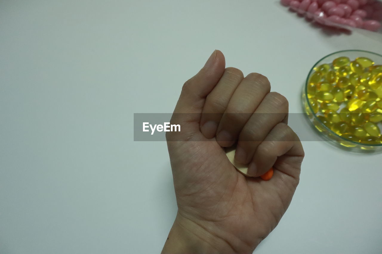 CROPPED IMAGE OF MAN HOLDING FOOD