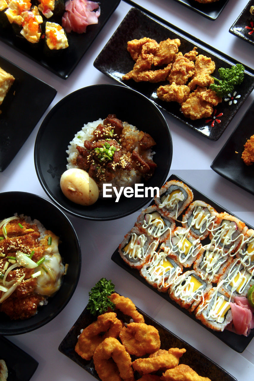 HIGH ANGLE VIEW OF FOOD IN TRAY ON TABLE