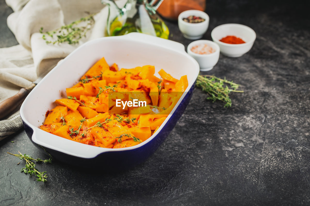 HIGH ANGLE VIEW OF FOOD IN BOWL