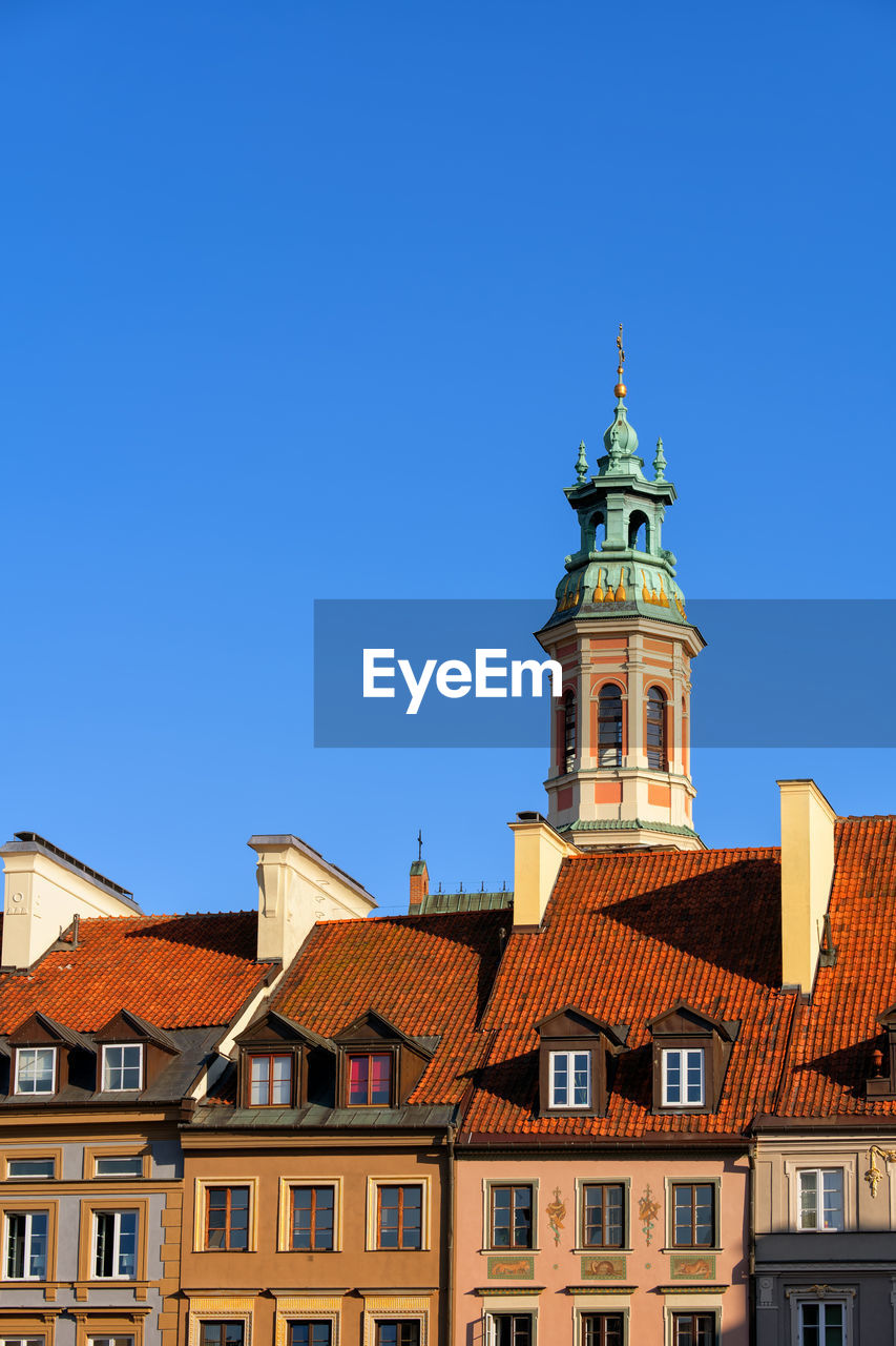 LOW ANGLE VIEW OF BUILDING AGAINST BLUE SKY