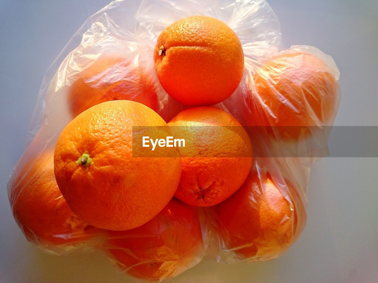 CLOSE-UP OF ORANGES IN PLATE