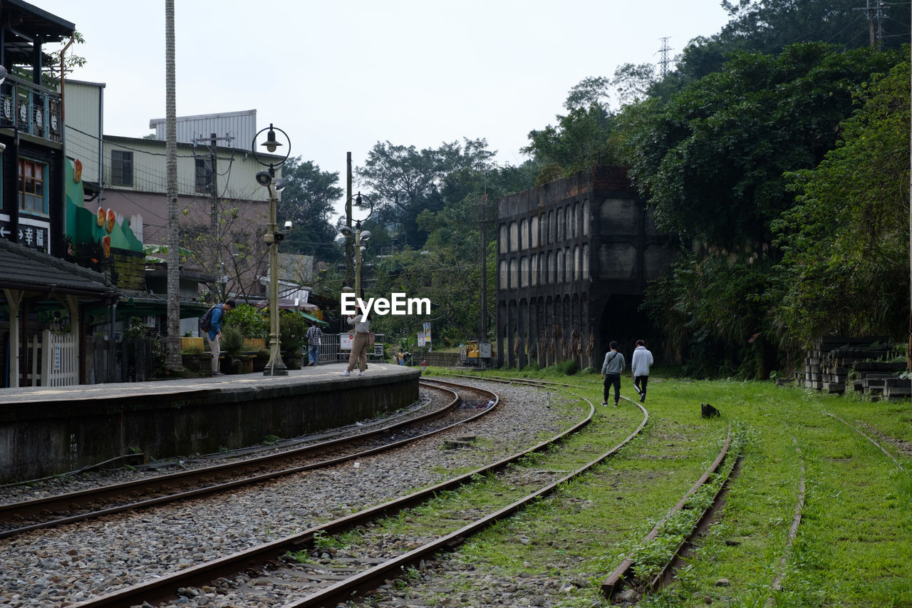 VIEW OF RAILWAY TRACKS AGAINST BUILDING