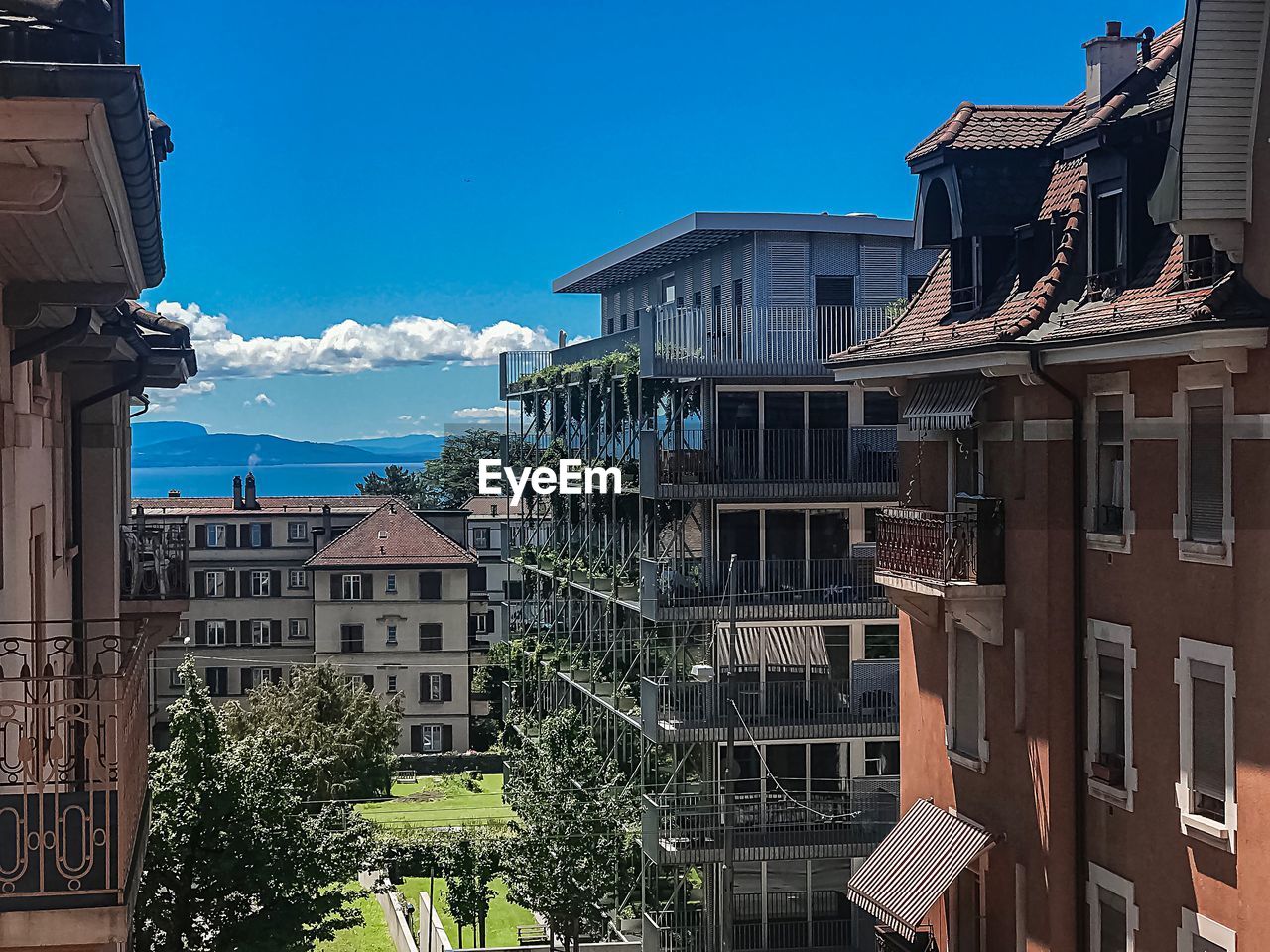 LOW ANGLE VIEW OF BUILDINGS IN TOWN AGAINST SKY