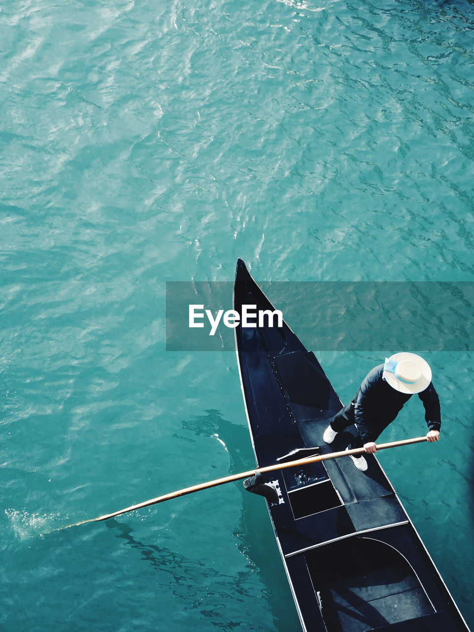 HIGH ANGLE VIEW OF A BOAT IN A SEA